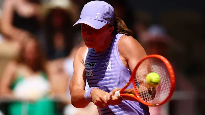 Iga Swiatek Dominates Emerson Jones in French Open Opener