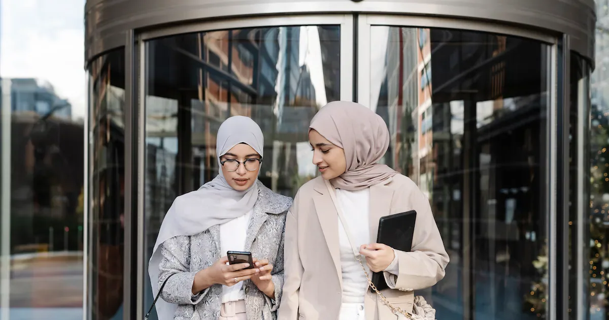 Gulf Hiring Freezes Put AI And Digital Transformation Skills At Risk